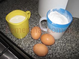 3 huevos 2 de leche y una taza de azucar son los ingredientes  basicos de la mezcla para panqueques